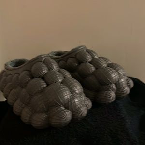 NWOT - Message Bubble Slides with Fur           (Color Black/Charcoal)